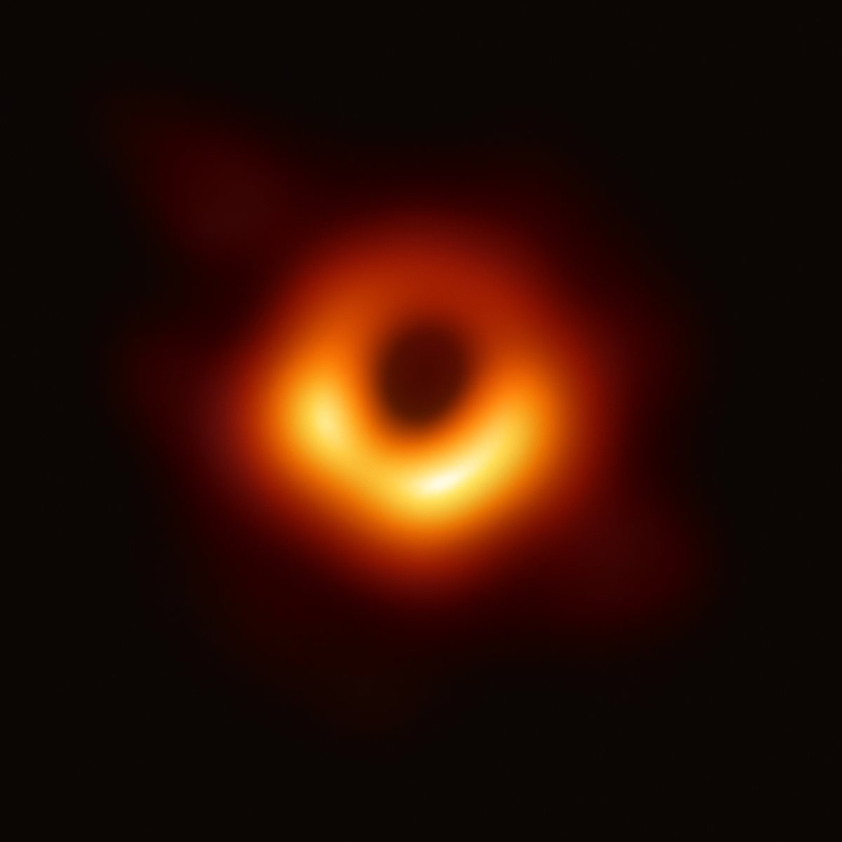 Image de l’Event Horizon Telescope de M87* : un anneau orange lumineux autour d’une zone centrale sombre