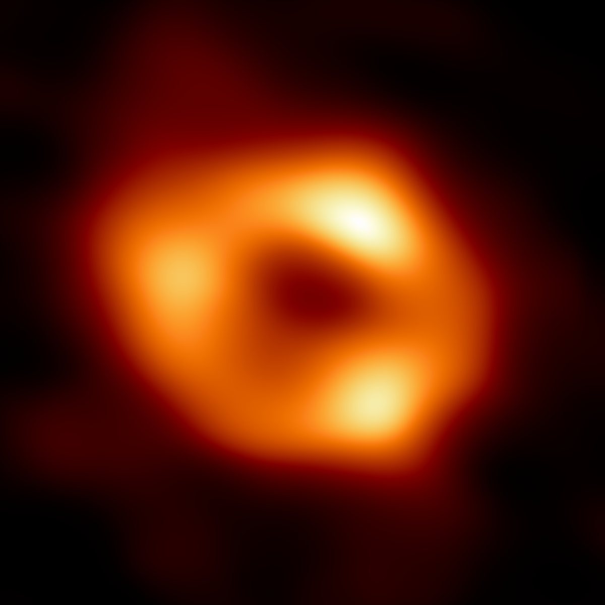 Image de l’Event Horizon Telescope de Sagittarius A* : un anneau lumineux à trois lobes autour d’une zone sombre